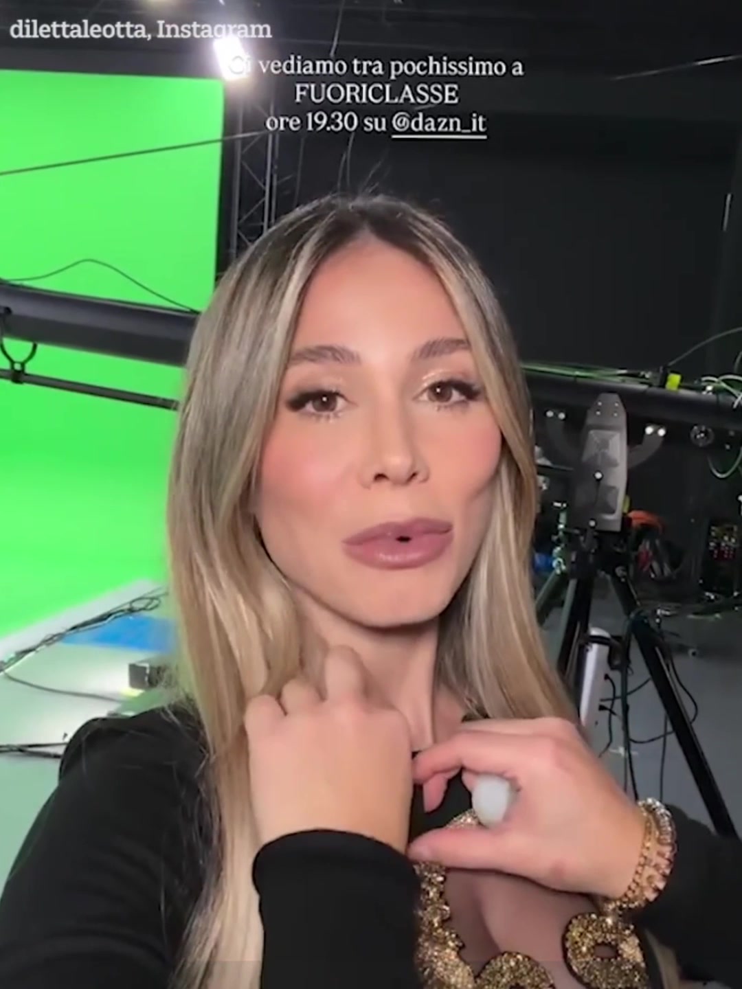 开云-太慷慨!卡里乌斯妻子报道国米vs那不勒斯,身穿镂空上衣惊艳全场